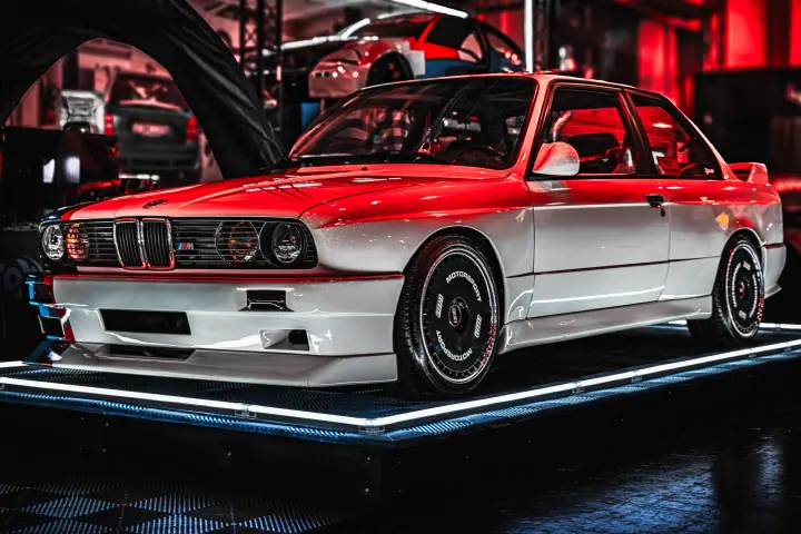 Automobil — Showroom-Tiefschwarz