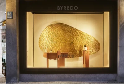 Schaufenster mit Skulptur-Display