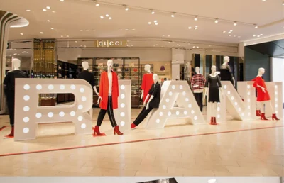 Brand Space mit großformatigem Schriftzug